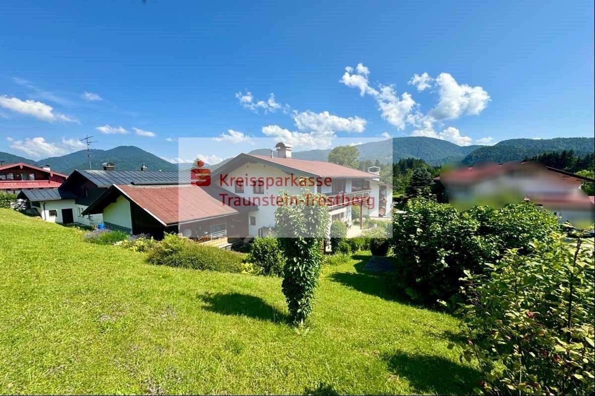 Nordwestansicht mit Hangwiesengrundstück - Einfamilienhaus in 83242 Reit im Winkl mit 118m² kaufen