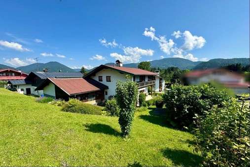 Nordwestansicht mit Hangwiesengrundstück - Einfamilienhaus in 83242 Reit im Winkl mit 118m² kaufen