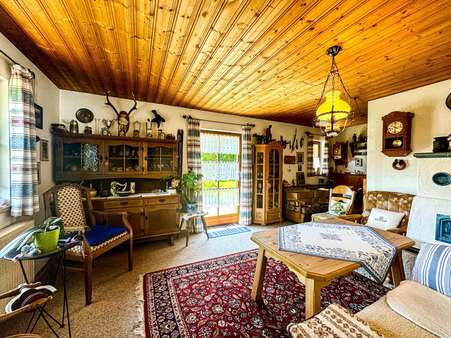 EG Wohnzimmer mit gemauertem Kachelofen EG Wohnzimmer mit gemauertem Kachelofen - Einfamilienhaus in 83242 Reit im Winkl mit 118m² kaufen