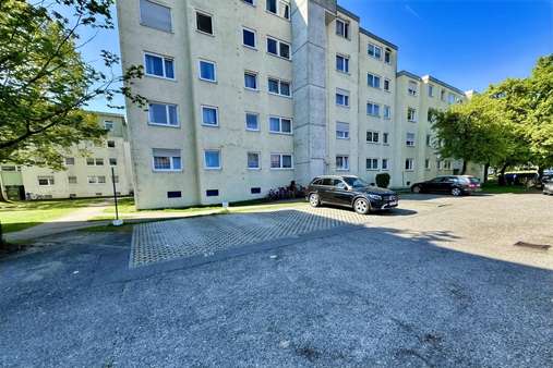Kfz-Stellplatz vor dem Haus - Etagenwohnung in 83301 Traunreut mit 86m² kaufen