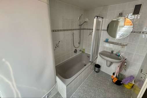 Bad Bad - Dachgeschosswohnung in 83301 Traunreut mit 42m² kaufen