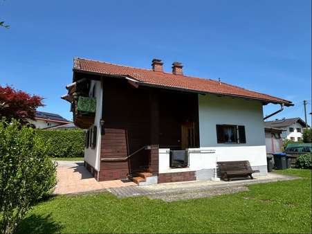 Eingangsseite Eingangsseite - Zweifamilienhaus in 83064 Raubling mit 108m² kaufen