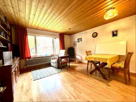 Wohnzimmer - Bungalow in 83052 Bruckmühl mit 65m² kaufen