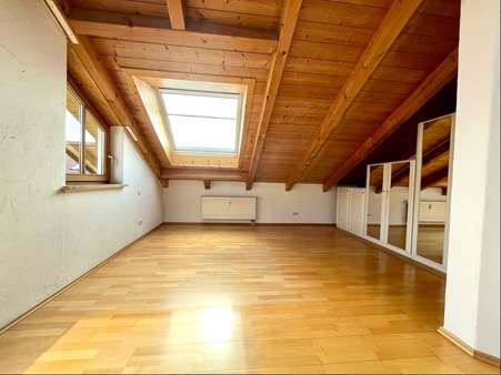 Zimmer Zimmer - Dachgeschosswohnung in 83059 Kolbermoor mit 122m² kaufen