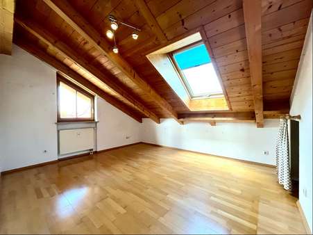Zimmer Zimmer - Dachgeschosswohnung in 83059 Kolbermoor mit 122m² kaufen
