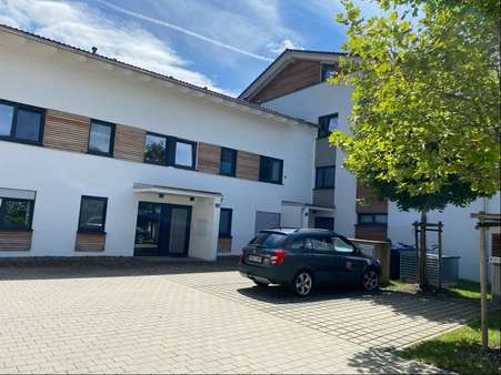 Rückseite / Eingangsseite des Gebäudes - Dachgeschosswohnung in 83209 Prien mit 75m² mieten