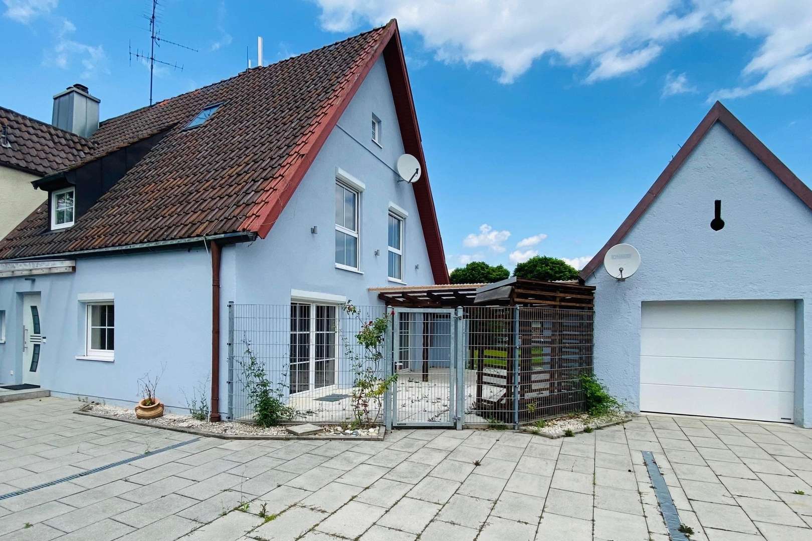 Haus- und Garagenansicht - Doppelhaushälfte in 84478 Waldkraiburg mit 161m² kaufen