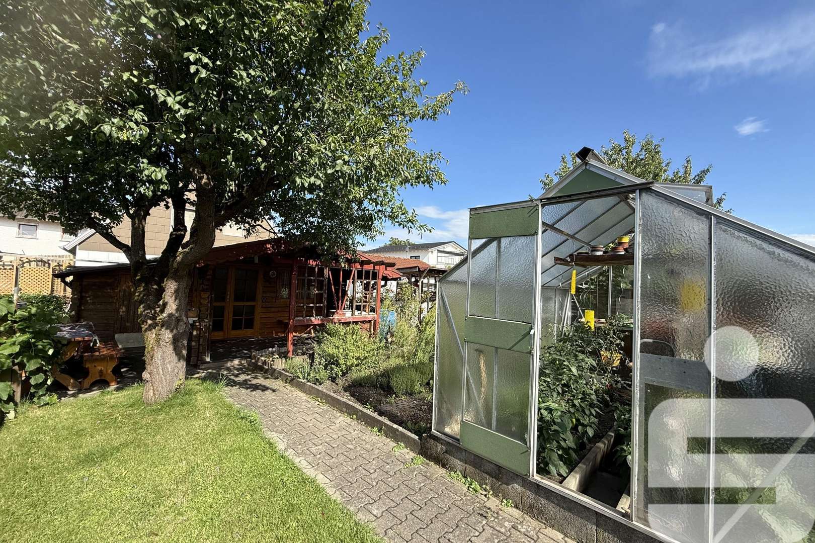 Garten mit Gewächshaus - Reihenmittelhaus in 84513 Töging mit 63m² kaufen