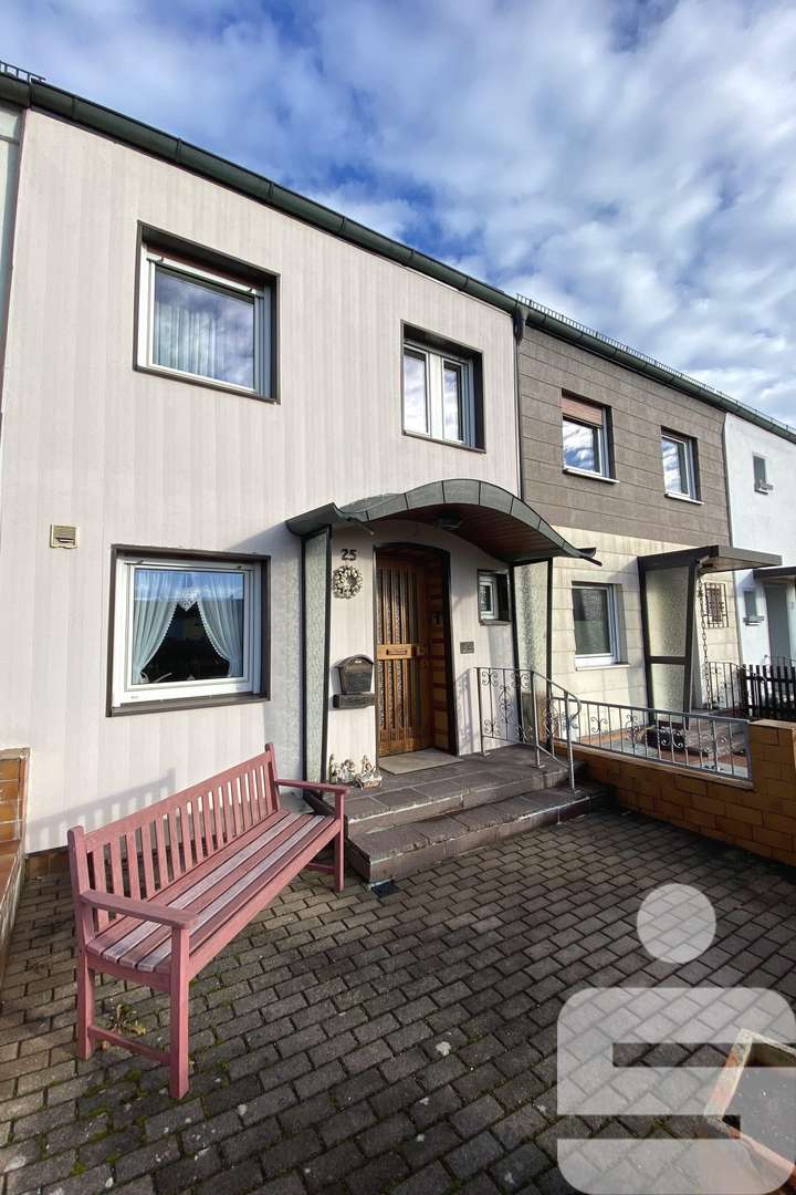 Hausansicht - Reihenmittelhaus in 84513 Töging mit 63m² kaufen