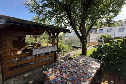 Sitzgelegenheit mit Gartenlaube - Reihenmittelhaus in 84513 Töging mit 63m² kaufen
