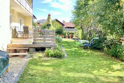 Südlicher Teil des Gartens mit Terrassenzugang - Einfamilienhaus in 84494 Neumarkt-Sankt Veit mit 140m² kaufen