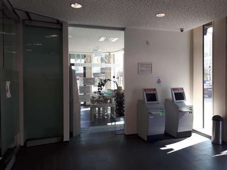 Eingang von Foyer Sparkasse Eingang von Foyer Sparkasse - Büro in 84518 Garching mit 49m² mieten