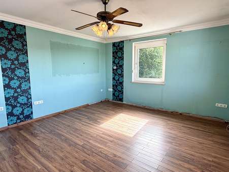 Wohnzimmer - Etagenwohnung in 84508 Burgkirchen mit 71m² kaufen