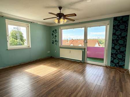 Wohnzimmer - Etagenwohnung in 84508 Burgkirchen mit 71m² kaufen