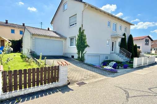 Einfahrt und Zugang zum Haus - Einfamilienhaus in 84494 Neumarkt-Sankt Veit mit 134m² kaufen