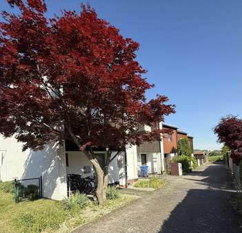 Zugang zu den Reihenhäusern - Reihenmittelhaus in 84478 Waldkraiburg mit 104m² kaufen
