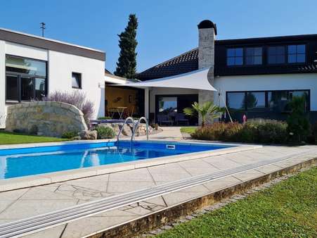 Blick auf Whirlpool, Aussenküche und Loungebereich - Bungalow in 84494 Neumarkt-Sankt Veit mit 239m² kaufen