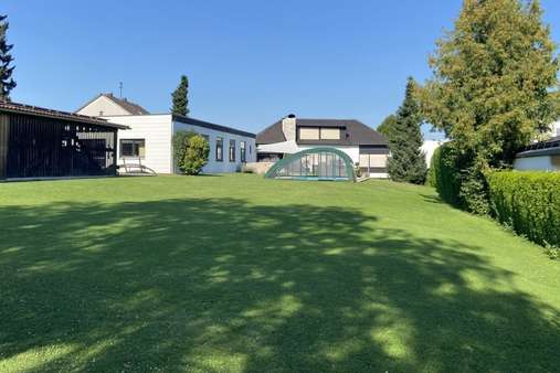 Blick von Westen - Bungalow in 84494 Neumarkt-Sankt Veit mit 239m² kaufen