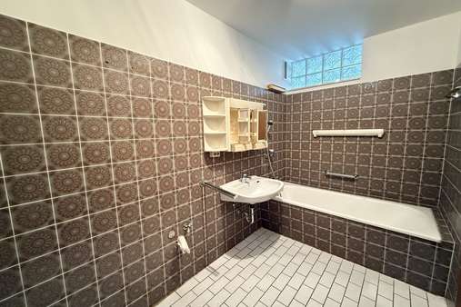 Bad mit Tageslicht Bad mit Tageslicht - Etagenwohnung in 84513 Töging mit 88m² kaufen