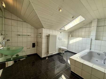 Bad - Dachgeschosswohnung in 84478 Waldkraiburg mit 80m² kaufen