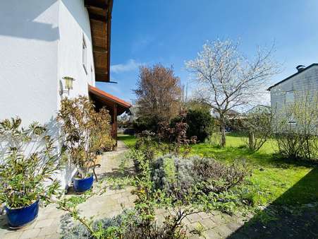 Garten im Frühling - Zweifamilienhaus in 84576 Teising mit 240m² kaufen