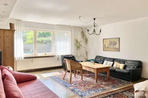 Wohnzimmer im Kellergeschoss mit Lichtgraben Wohnzimmer im Kellergeschoss mit Lichtgraben - Einfamilienhaus in 84543 Winhöring mit 180m² kaufen