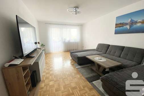 Wohnzimmer - Etagenwohnung in 84503 Altötting mit 74m² kaufen