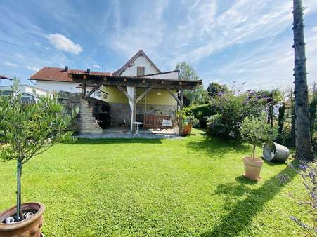 Hausansicht vom Garten - Mehrfamilienhaus in 84539 Ampfing mit 180m² kaufen