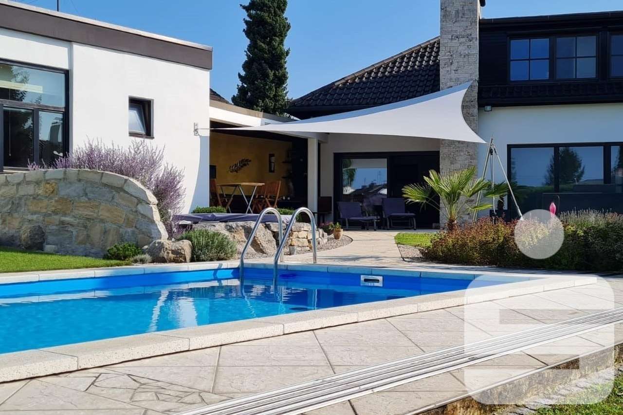 Blick auf Whirlpool, Aussenküche und Loungebereich - Bungalow in 84494 Neumarkt-Sankt Veit mit 239m² kaufen