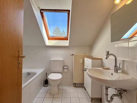 Badezimmer - Dachgeschosswohnung in 83607 Holzkirchen mit 56m² kaufen
