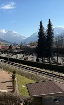 Zentrale Lage - sonniger Balkon mit Bergblick 