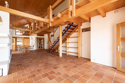 Wohnbereich mit Blick auf die Galerie - Einfamilienhaus in 83607 Holzkirchen mit 216m² kaufen