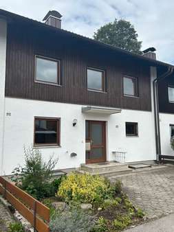 Ansicht Hauseingang - Reihenmittelhaus in 83607 Holzkirchen mit 132m² kaufen