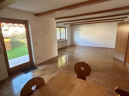 Wohnzimmer - Reihenmittelhaus in 83607 Holzkirchen mit 132m² kaufen