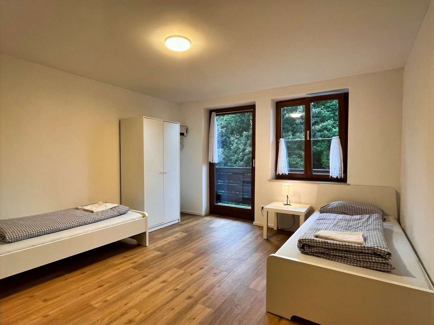 Wohnzimmer mit angrenzendem Balkon - Etagenwohnung in 83714 Miesbach mit 50m² kaufen