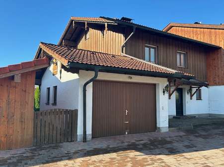 Hausansicht Hausansicht - Doppelhaushälfte in 83627 Warngau mit 142m² kaufen