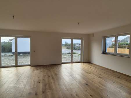 Wohnzimmer - Doppelhaushälfte in 85664 Hohenlinden mit 200m² kaufen