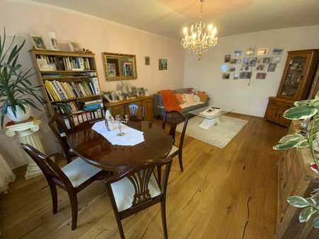 Wohnzimmer - Etagenwohnung in 83209 Prien mit 83m² kaufen