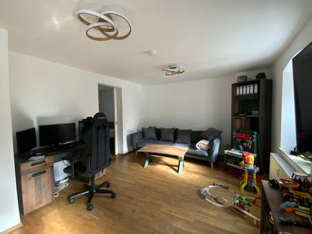 Wohnzimmer - Etagenwohnung in 83512 Wasserburg mit 50m² kaufen