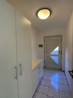 Diele mit Garderobenschränke - Doppelhaushälfte in 83512 Wasserburg mit 140m² kaufen