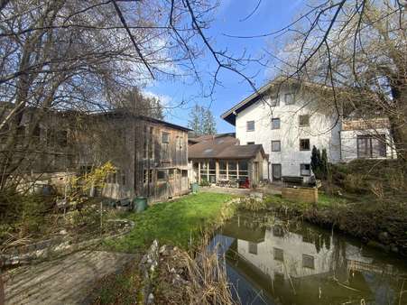 Ansicht Haus und Nebengebäude - Mehrfamilienhaus in 83539 Pfaffing mit 367m² kaufen