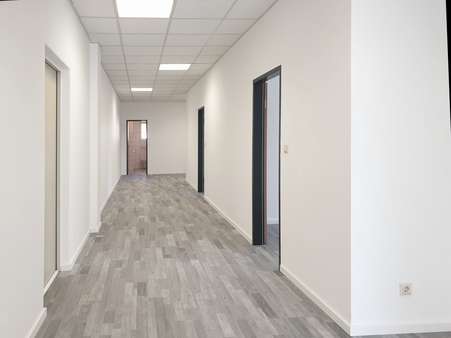 Flur - Büro in 83128 Halfing mit 200m² mieten
