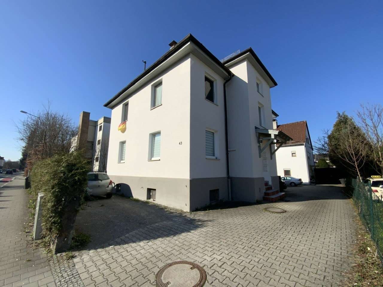 Hausansicht und Zufahrt - Mehrfamilienhaus in 83022 Rosenheim mit 220m² kaufen