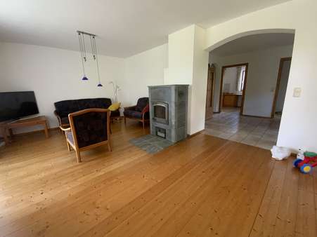 Wohnzimmer mit Specksteinofen Wohnzimmer mit Specksteinofen - Doppelhaushälfte in 83083 Riedering mit 160m² kaufen