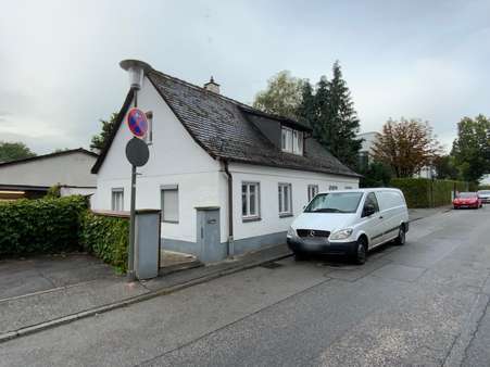 Straßenansicht - Einfamilienhaus in 84036 Landshut mit 110m² kaufen