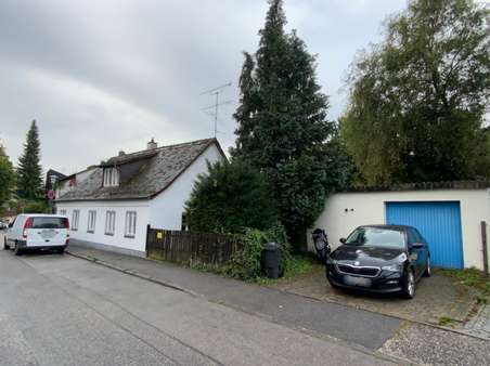 Straßenansicht Haus und Garage - Einfamilienhaus in 84036 Landshut mit 110m² kaufen