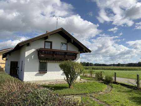 Blick aufs Haus über die Hecke - Einfamilienhaus in 83549 Eiselfing mit 125m² kaufen
