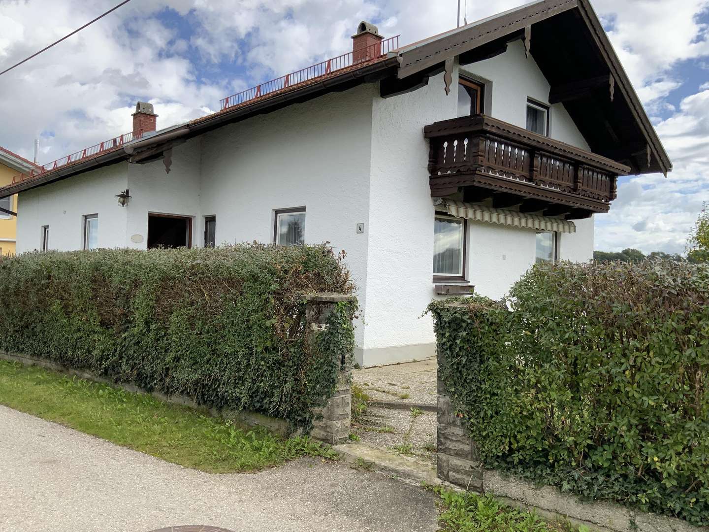 Eingang durch die geschützte Hecke - Einfamilienhaus in 83549 Eiselfing mit 125m² kaufen