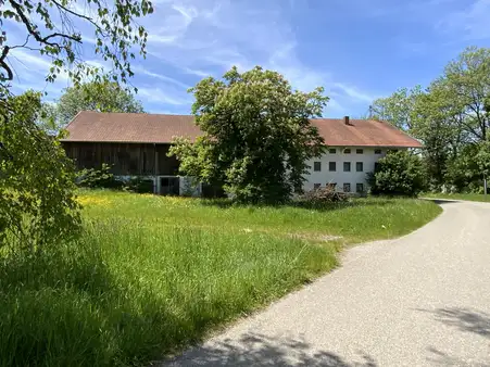 Großes sanierungsbedürftiges Anwesen mit 7019 m² Grundstücksfläche