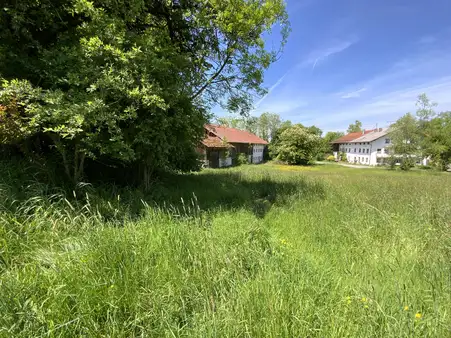 Großes sanierungsbedürftiges Anwesen mit 7019 m² Grundstücksfläche